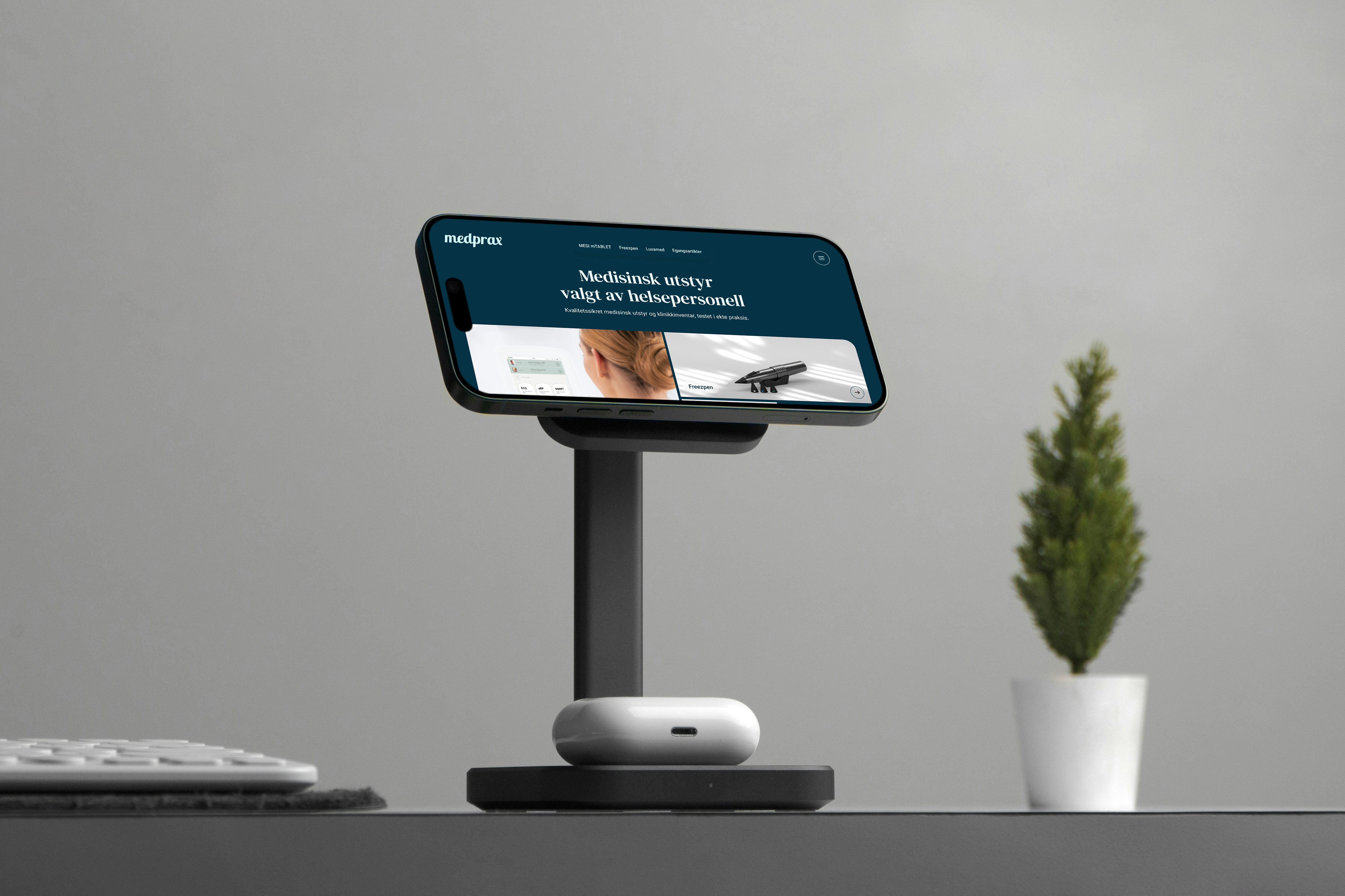 Medprax nettsted på iPhone i ladestativ